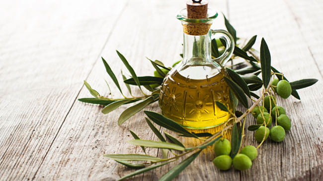 OLIVE-oil-for-hair-650x365