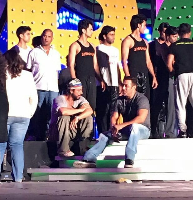 Salman-Khan-with-SRK-at-TOIFA-2016-award-rehearsals