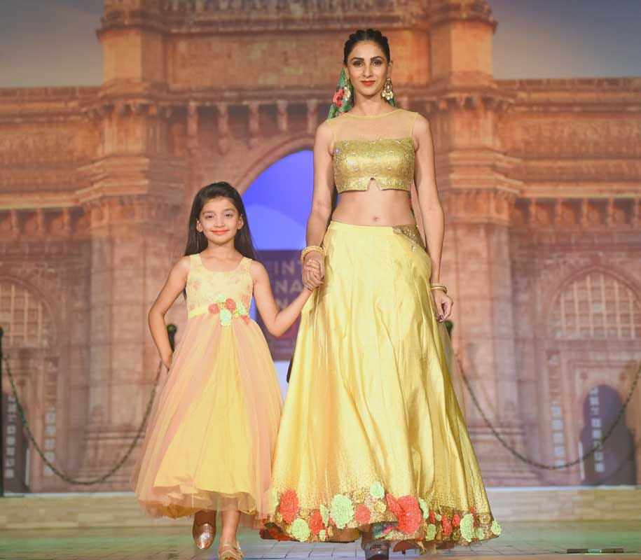 15.-Models-Walking-the-Ramp-for-Annual-fashion-fiesta-of-B.D.Somani-Institute-of-Art-and-Fashion-Technology-SILHOUETTES-2016-presented-“Internationally-Desi”---DSC_4858