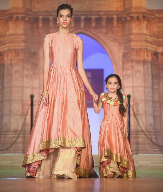 17.-Models-Walking-the-Ramp-for-Annual-fashion-fiesta-of-B.D.Somani-Institute-of-Art-and-Fashion-Technology-SILHOUETTES-2016-presented-“Internationally-Desi”-----DSC_4863