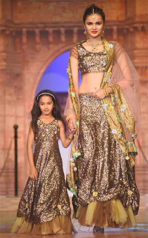 18.-Models-Walking-the-Ramp-for-Annual-fashion-fiesta-of-B.D.Somani-Institute-of-Art-and-Fashion-Technology-SILHOUETTES-2016-presented-“Internationally-Desi”-----DSC_4874