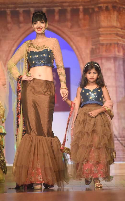 20.-Models-Walking-the-Ramp-for-Annual-fashion-fiesta-of-B.D.Somani-Institute-of-Art-and-Fashion-Technology-SILHOUETTES-2016-presented-“Internationally-Desi”-----DSC_4882