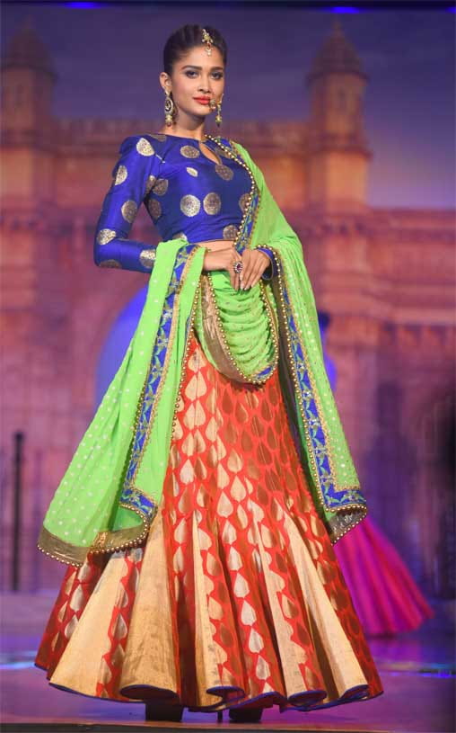 31.-Models-Walking-the-Ramp-for-Annual-fashion-fiesta-of-B.D.Somani-Institute-of-Art-and-Fashion-Technology-SILHOUETTES-2016-presented-“Internationally-Desi”----DSC5346