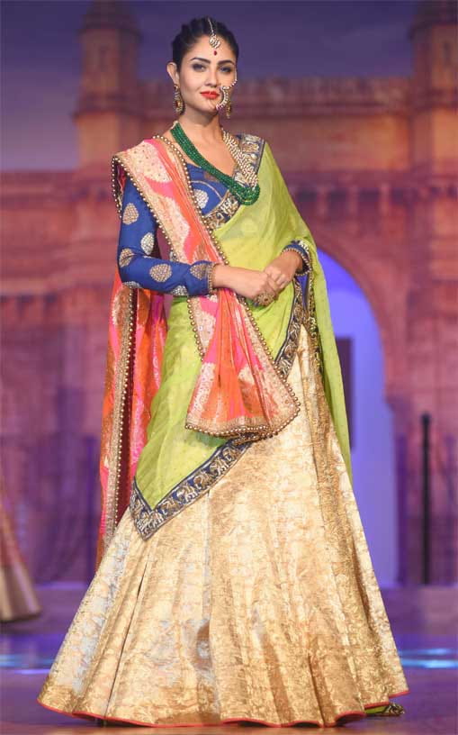34--Models-Walking-the-Ramp-for-Annual-fashion-fiesta-of-B.D.Somani-Institute-of-Art-and-Fashion-Technology-SILHOUETTES-2016-presented-“Internationally-Desi--DSC-5361