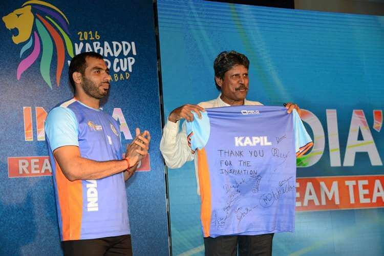 indian-kabaddi-world-cup-team-captain-anup-kumar-and-cricket-legend-kapil-dev-1474370760-800