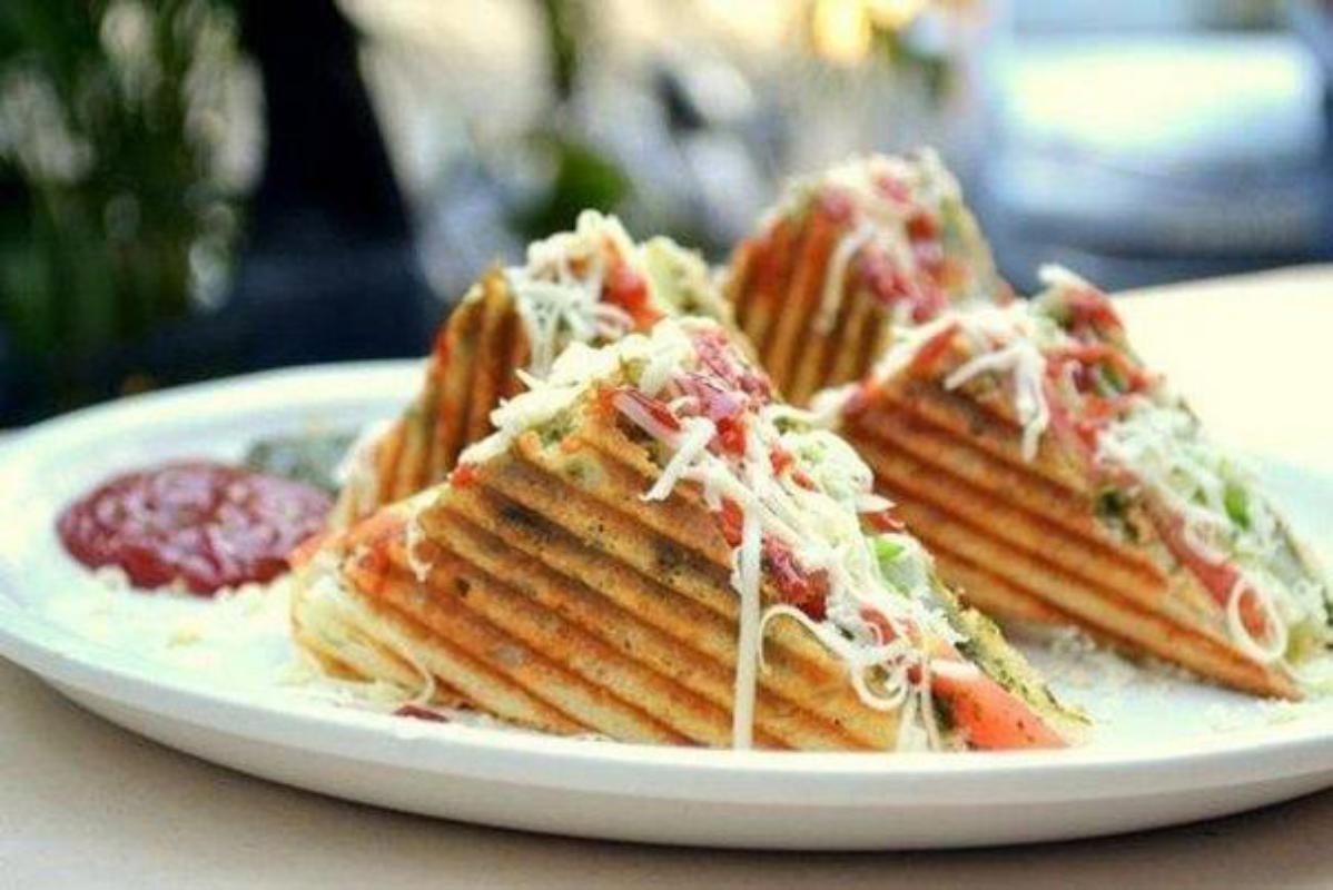 पॉप्युलर स्ट्रीट फूड: ग्रिल्ड क्लब सैंडविच (Popular Street Food