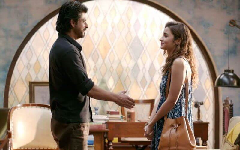 A_still_from_the_song_Ae_Zindagi_Gale_Laga_Le_Dear_Zindagi (1)