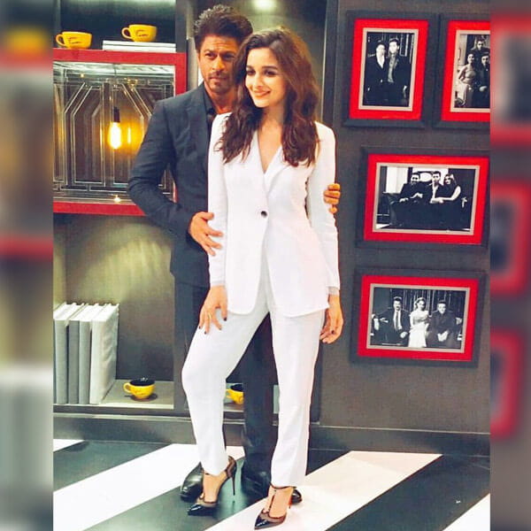 shah-rukh-khan-and-alia-bhatt-pose-for-the-cameras-on-koffee-with-karan-season-5-201611-827919