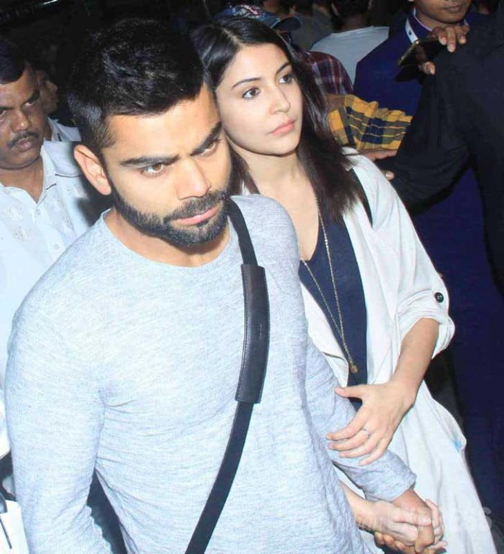 anushka-virat-hands-2