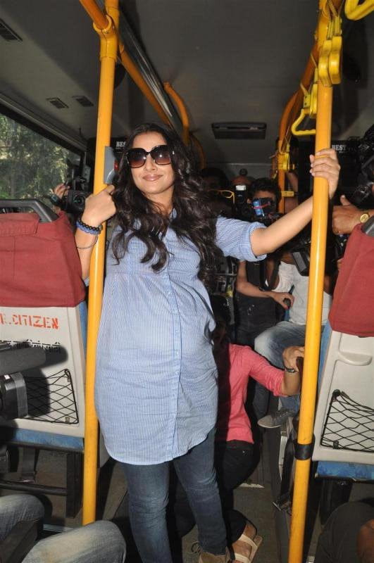 8ojzhud0xsxzexx8.D.0.Vidya-Balan-travelling-in-a-BEST-bus-in-Mumbai-in-pregnant-character-get-up-to-promote-her-film-KAHAANI--1-