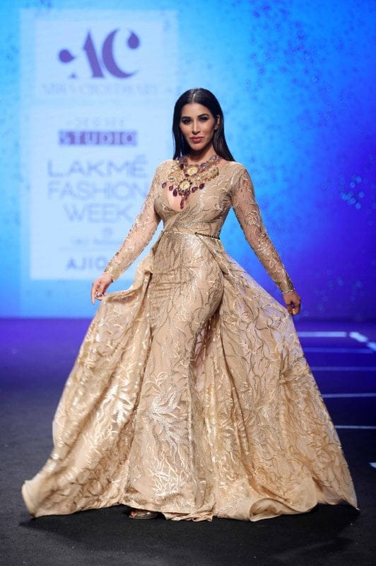 11- Showstopper Sophie Choudry for Abha Choudhary at LFW SR 17 (13)
