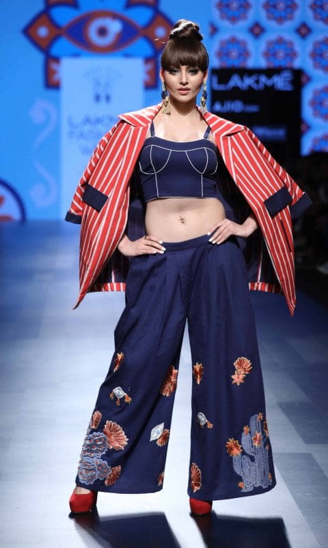 14- Showstopper Urvashi Rautela for Rara Avis by Sonal Verma at LFW SR 17 (1...