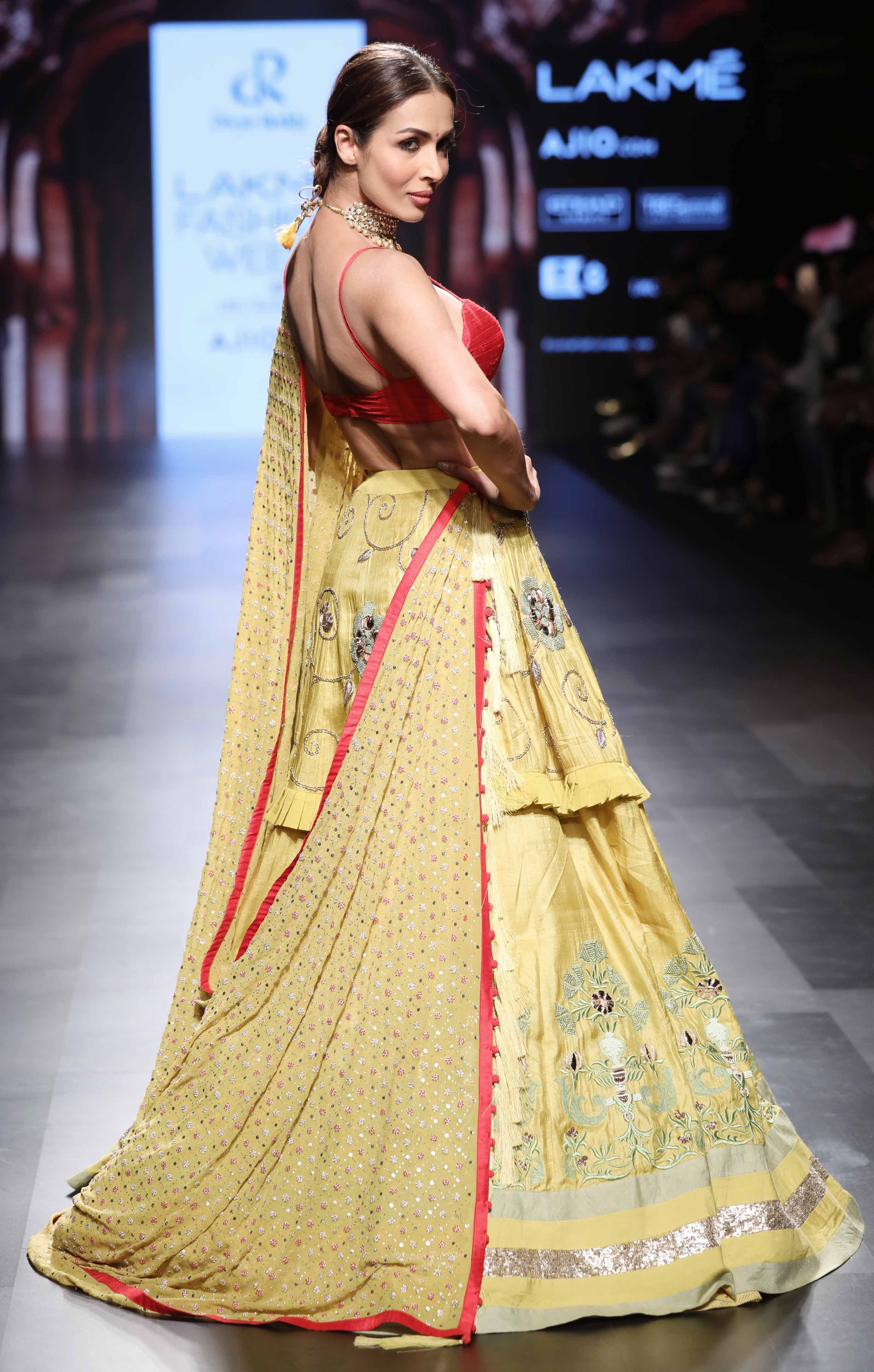 3- Malaika Arora walks for Divya Reddy at LFW SR 17 (15)