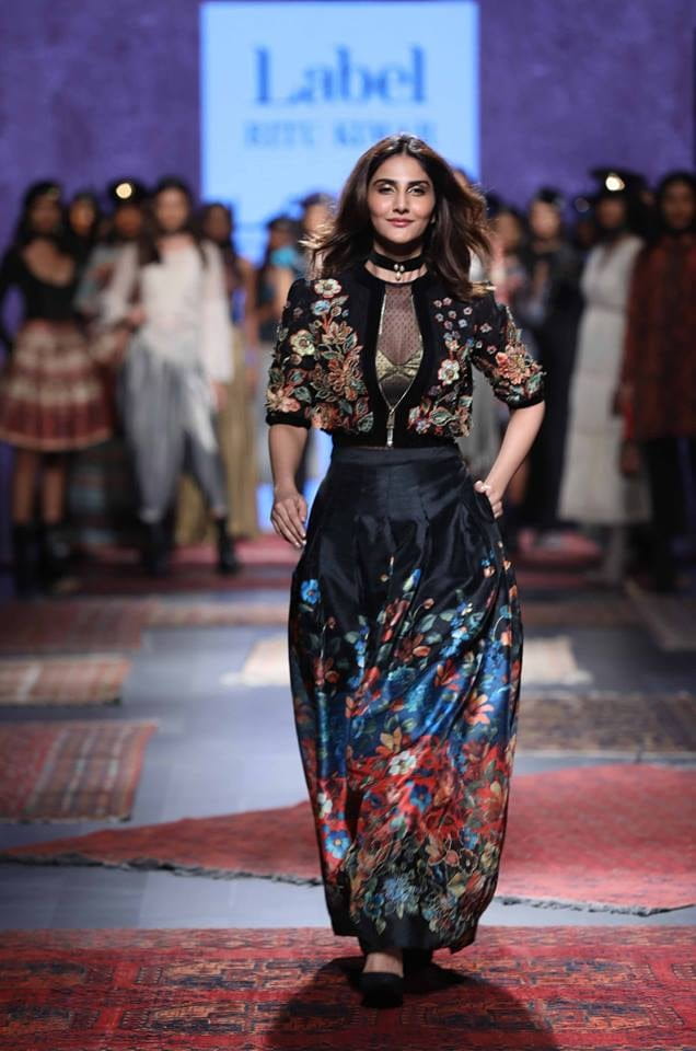 4- Actress-Vaani-Kapoor-walks-for-Ritu-Kumar-at-LFW-SR-17