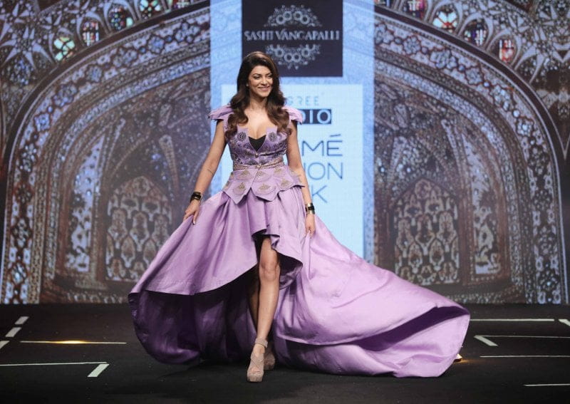 Showstopper Sushmita Sen for Vangapalli Sashi at LFW SR 17 (8)