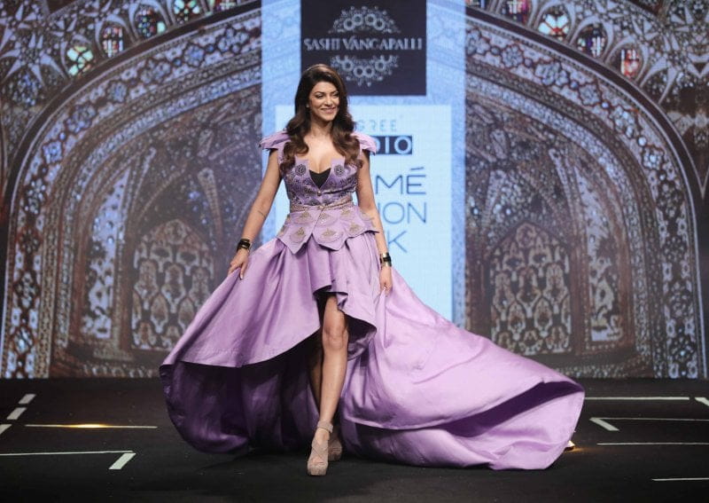 Showstopper Sushmita Sen for Vangapalli Sashi at LFW SR 17 (8)