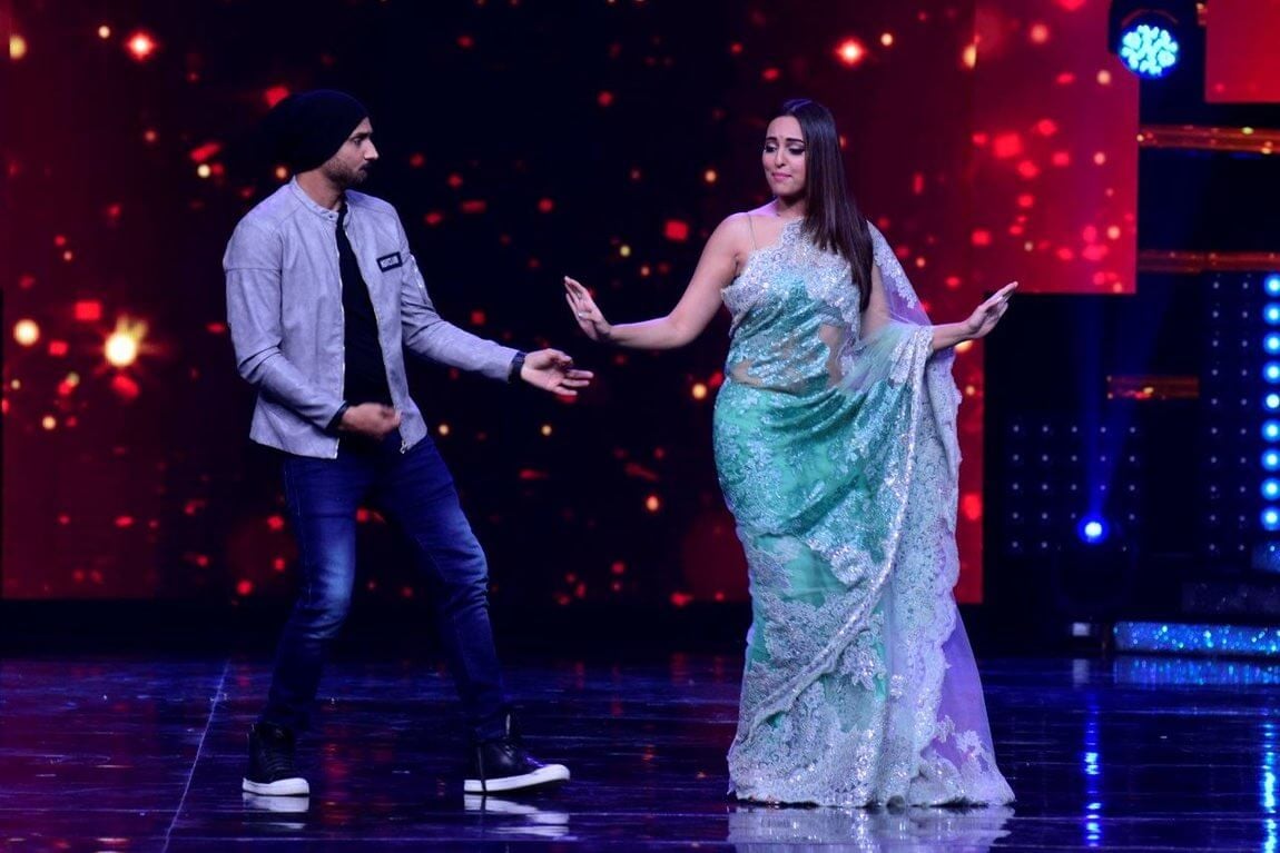 thequint%2F2017-04%2F54db54ba-291f-4ebf-922c-bd4d58556219%2FSonakshi Sinha shakes a leg with Harbhajan Singh (2) (1)