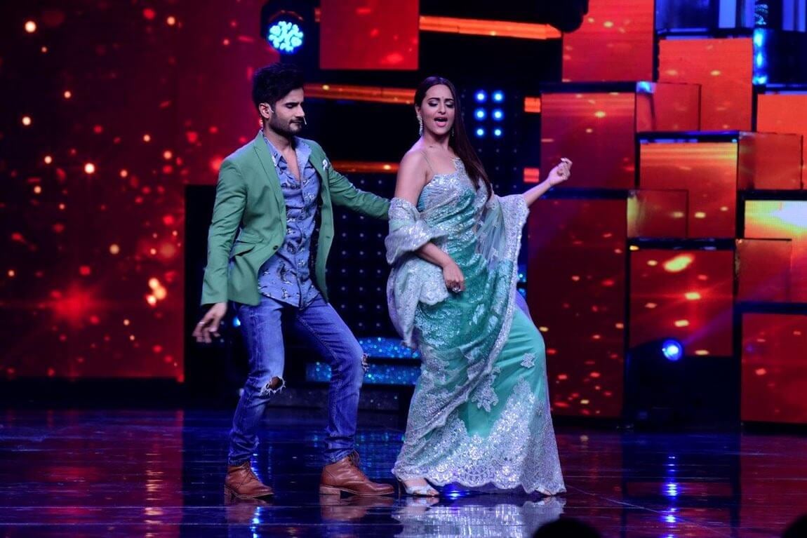 thequint%2F2017-04%2F62d4d2a5-33a6-4cb9-a35b-7ceeee9cc384%2FSonakshi Sinha shakes a leg with Karan Tacker on the sets of Nach Baliye Season 8 (3) (1)