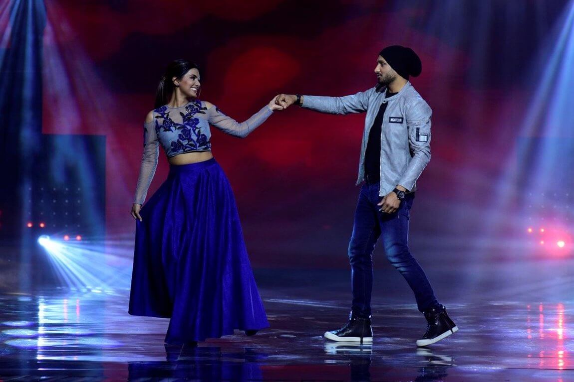 thequint%2F2017-04%2Fa0a1103d-d401-4d51-bc8c-b861a6d1f0dc%2FCricketer Harbhajan Singh & Wife Geeta Basra doing a romantic Dance on the seats of Nach Baliye Season 8 (1)