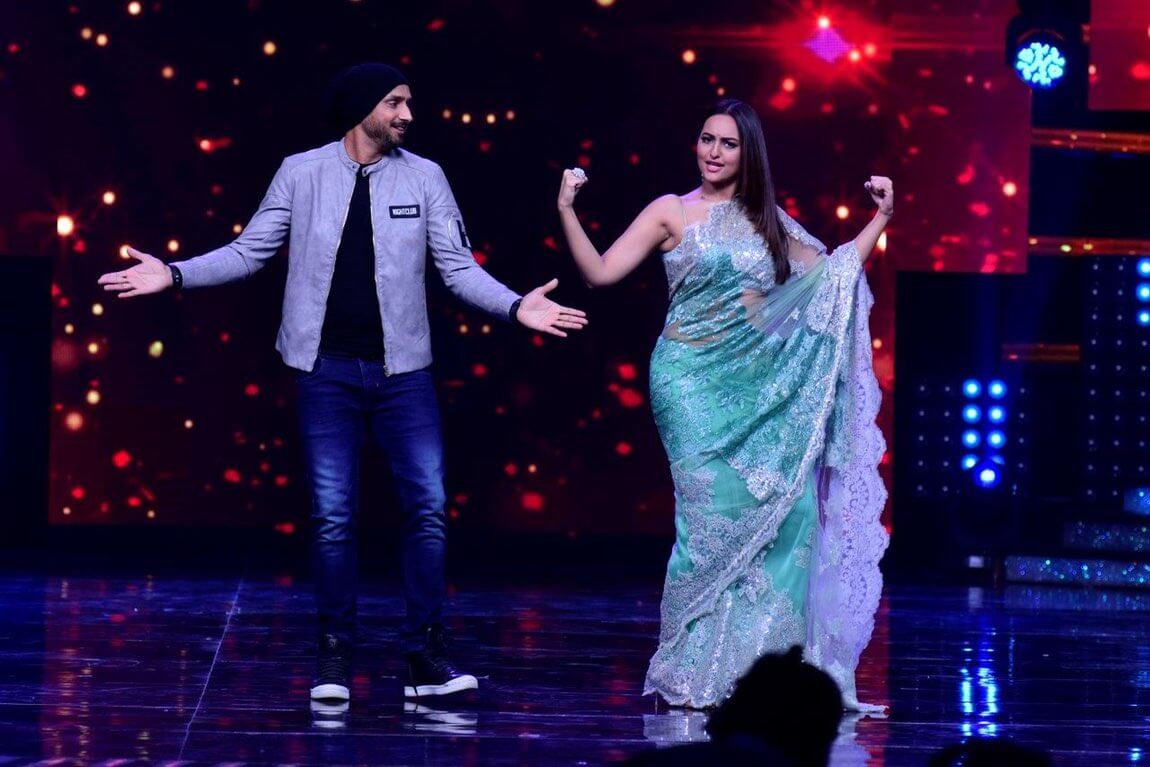 thequint%2F2017-04%2Fa2f0fb05-8e2f-483b-a084-94b7f2eb889e%2FSonakshi Sinha shakes a leg with Harbhajan Singh (3) (1)