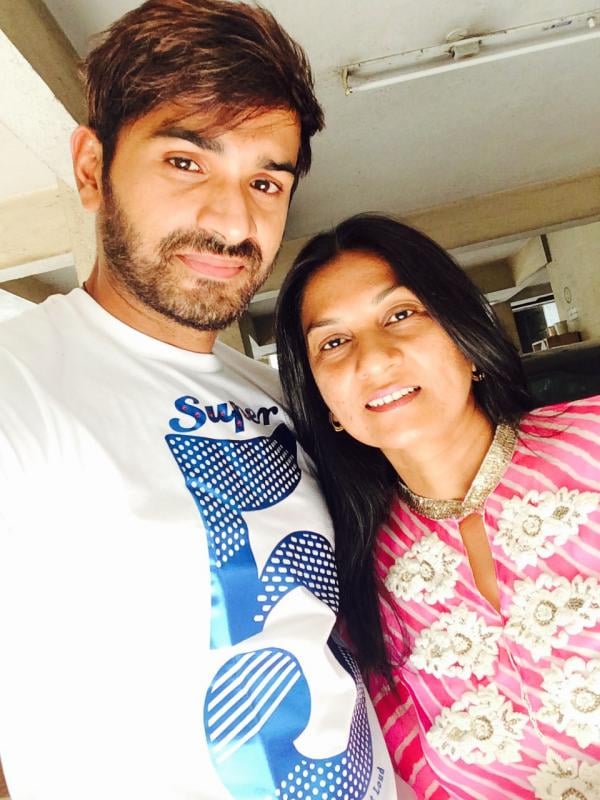 4 Mrunal jain with mother Vidhya Jain-2