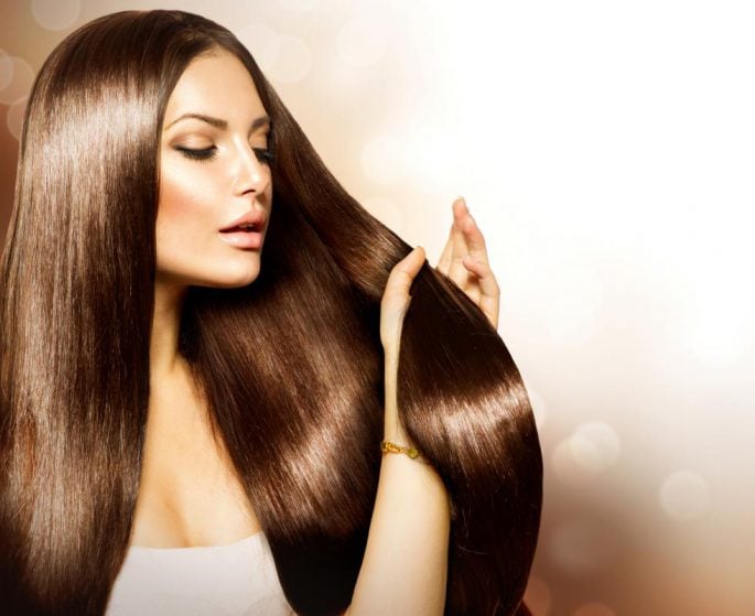 5 आसान होम रेमेडीज़ रोकती हैं बालों को सफ़ेद होने से (5 Best Home Remedies  To Reduce White Hair Naturally)