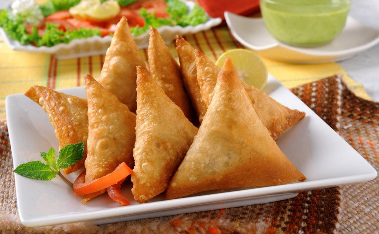 पॉप्युलर स्ट्रीट स्नैक्स: पनीर चिली समोसा (Popular Street Snack: Paneer Chilli Samosa)