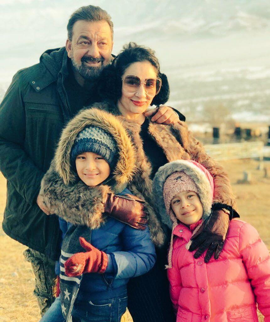 selfie family photo of sanjay dutt