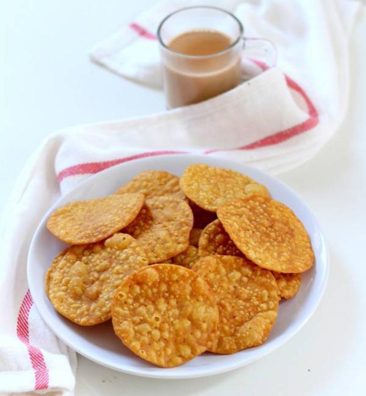 Crunchy Snacks: Spicy Sesame Puri