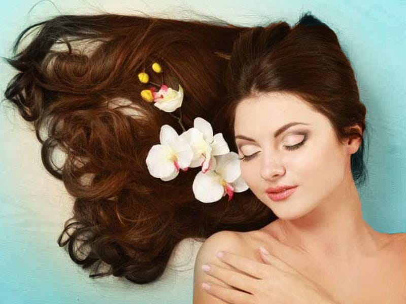 लंबे-घने बालों के लिए घर बैठे करें हेयर स्पा ( how to do hair spa at home)