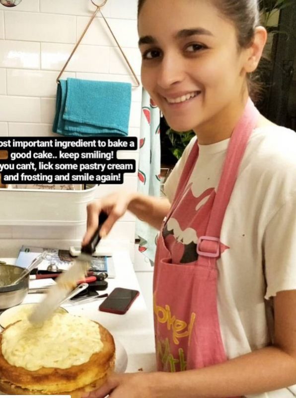 Alia Bhatt bakes cake for Ranbir Kapoor