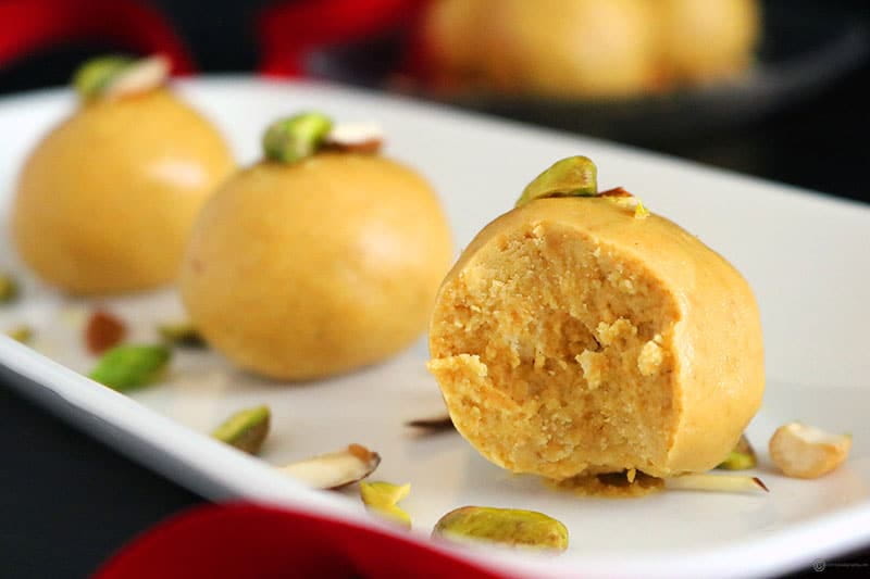 besan ke laddoo