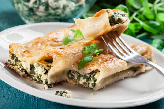 Spinach Crepes With Pepper Cream Sauce