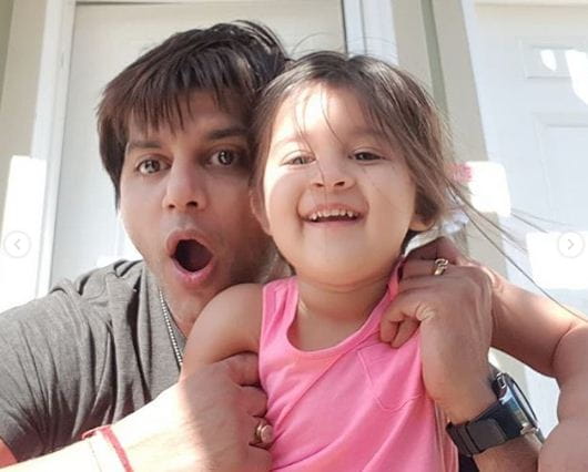 Karanvir Bohra With His Daughters