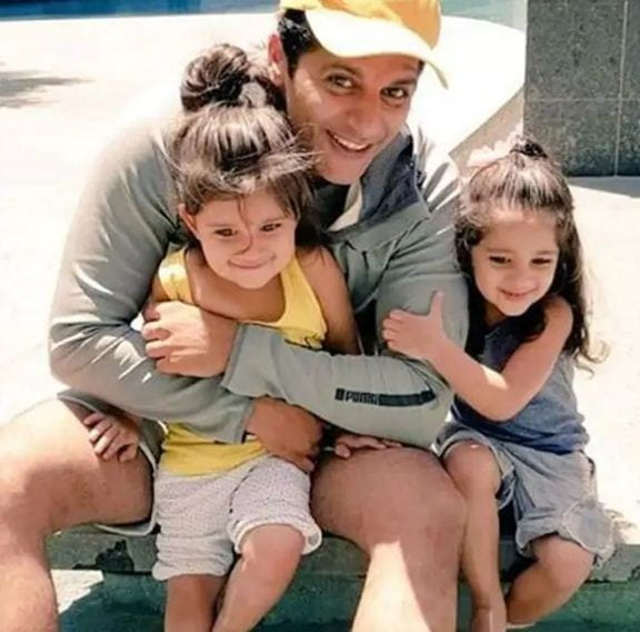 Karanvir Bohra With His Daughters