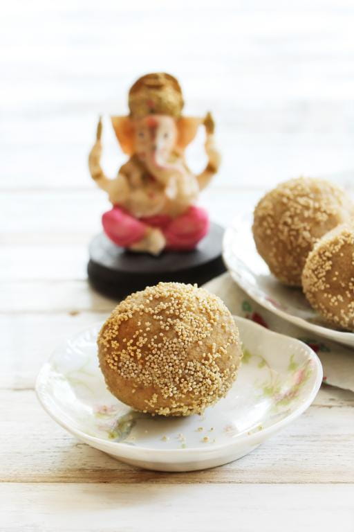 Atta-Gond Ke Ladoo