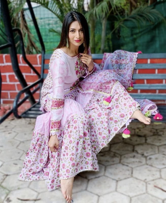 Divyanka Tripathi Desi Outfit stunning looks