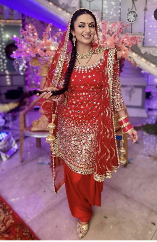 Divyanka Tripathi Desi Outfit stunning looks