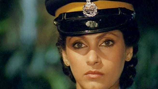 dimple kapadia film zakhmi aurat police officer look