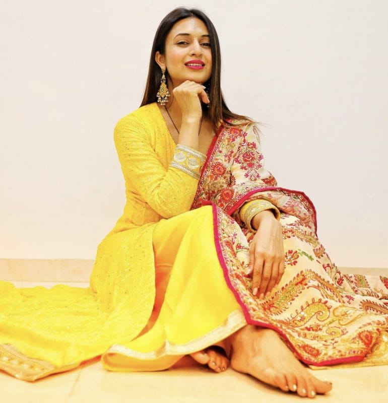 Divyanka Tripathi Desi Outfit stunning looks