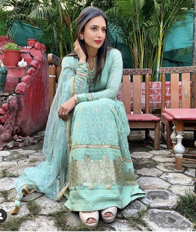 Divyanka Tripathi Desi Outfit stunning looks