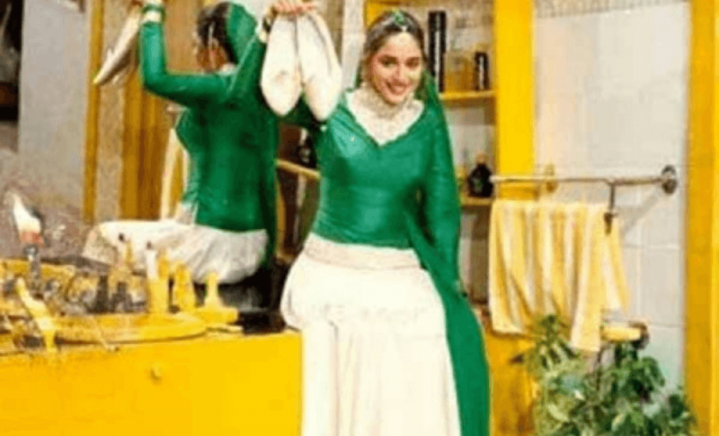 Madhuri Dixit - Green lehenga -Film Maine Pyar Kiya Famous Clothes