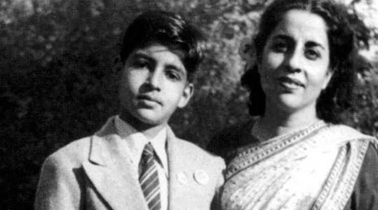 Amitabh Bachchan With Mom Teji Bachchan
