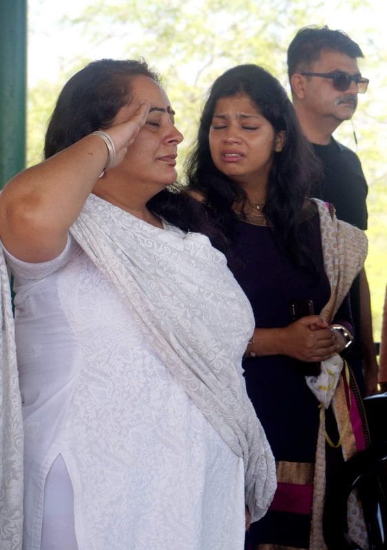 Handwara Martyr Colonel Ashutosh Sharma wife Pallavi Sharma with her daughter