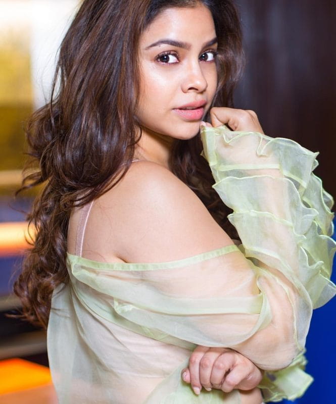 Sumona Chakravarti hot