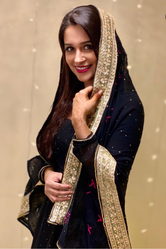 Dipika cute pic in black dress