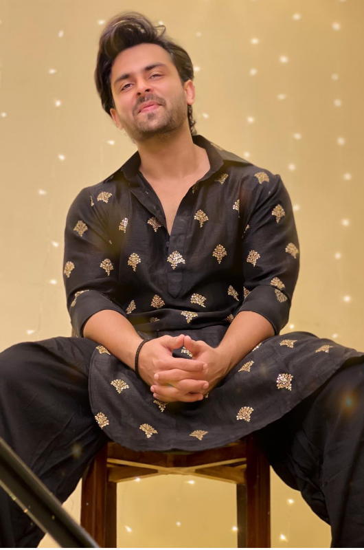 Shoaib cute pic in black