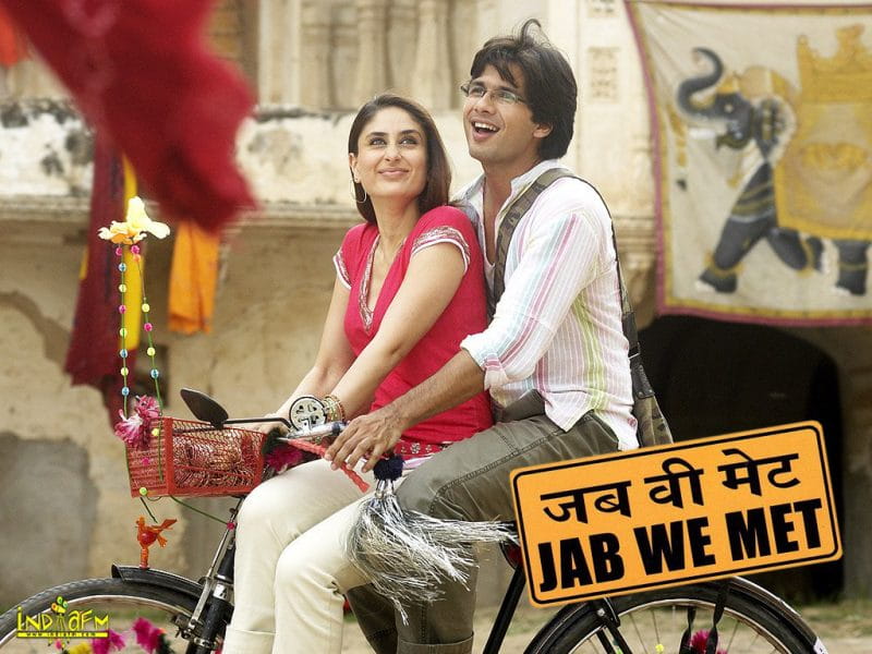 Shahid Kapoor Kareena Kapoor on cycle  from film jab we met