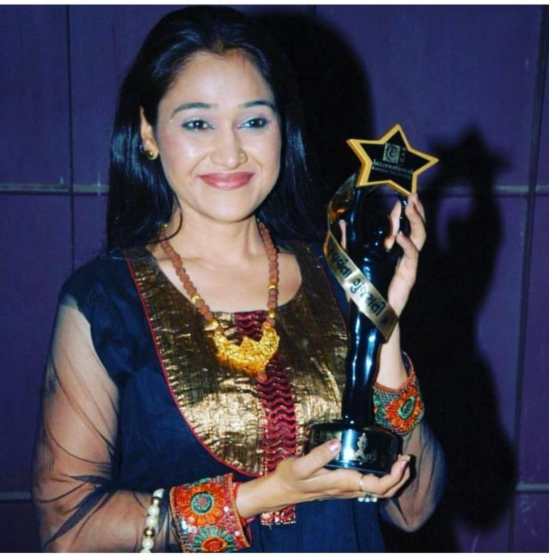 Disha Vakani with award
