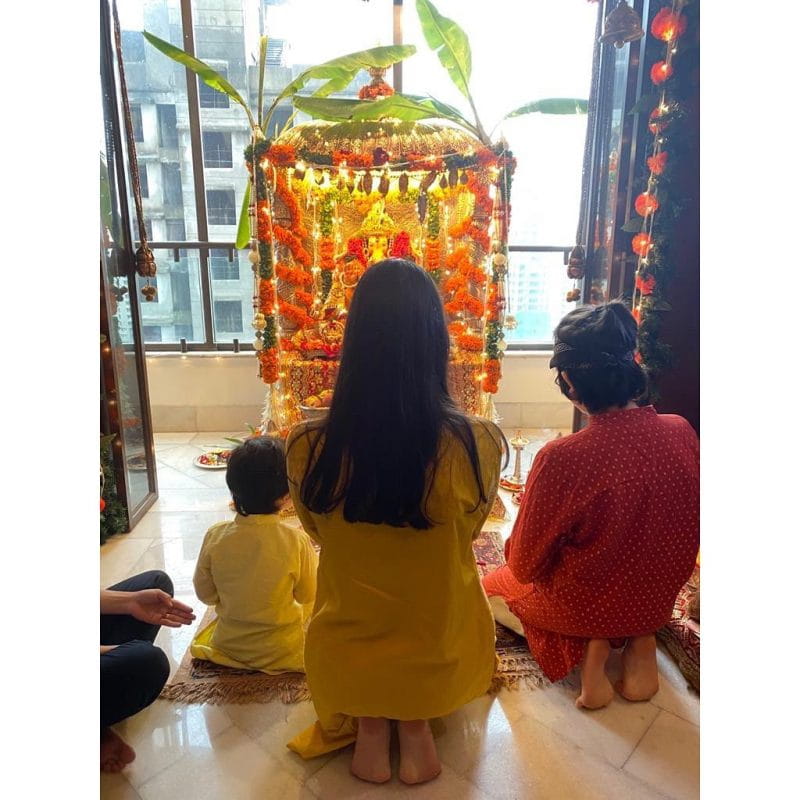 Kareena, Taimur & Karisma Kapoor Celebrate Ganesh Chaturthi